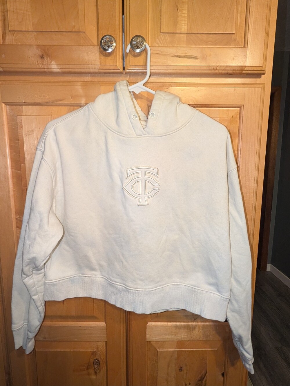 Pro Player Cream Cropped Hoodie with Minnesota Twins Embroidered Logo